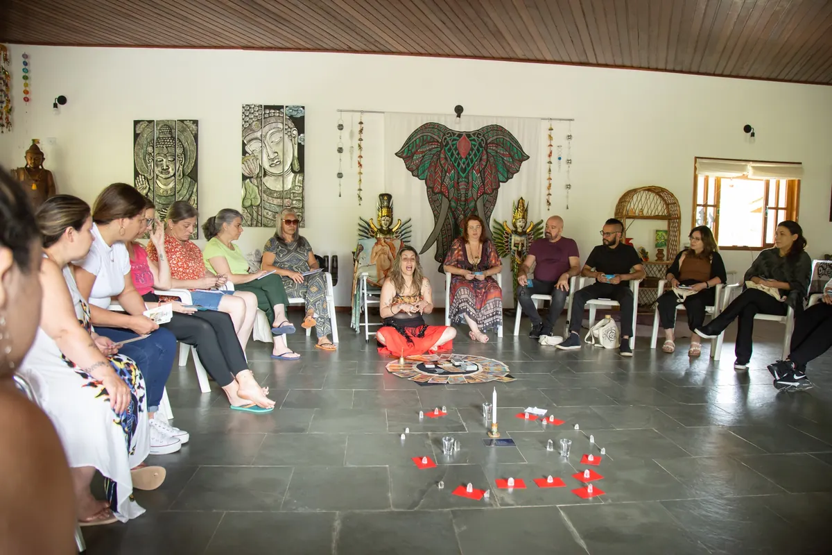 Participantes reunidos em roda durante uma vivência A Voz da Alma