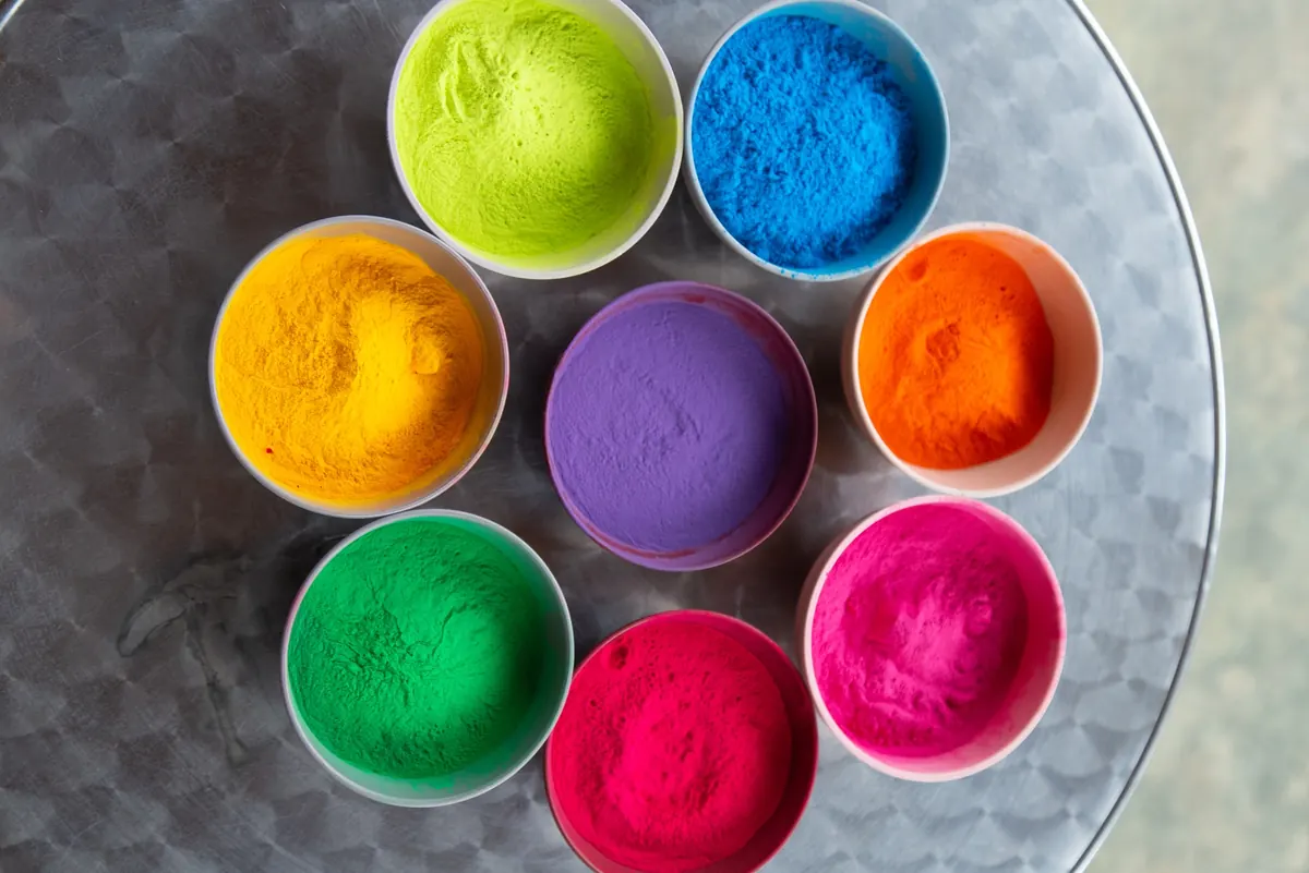 Potes com pigmentos coloridos usados em atividade criativa
