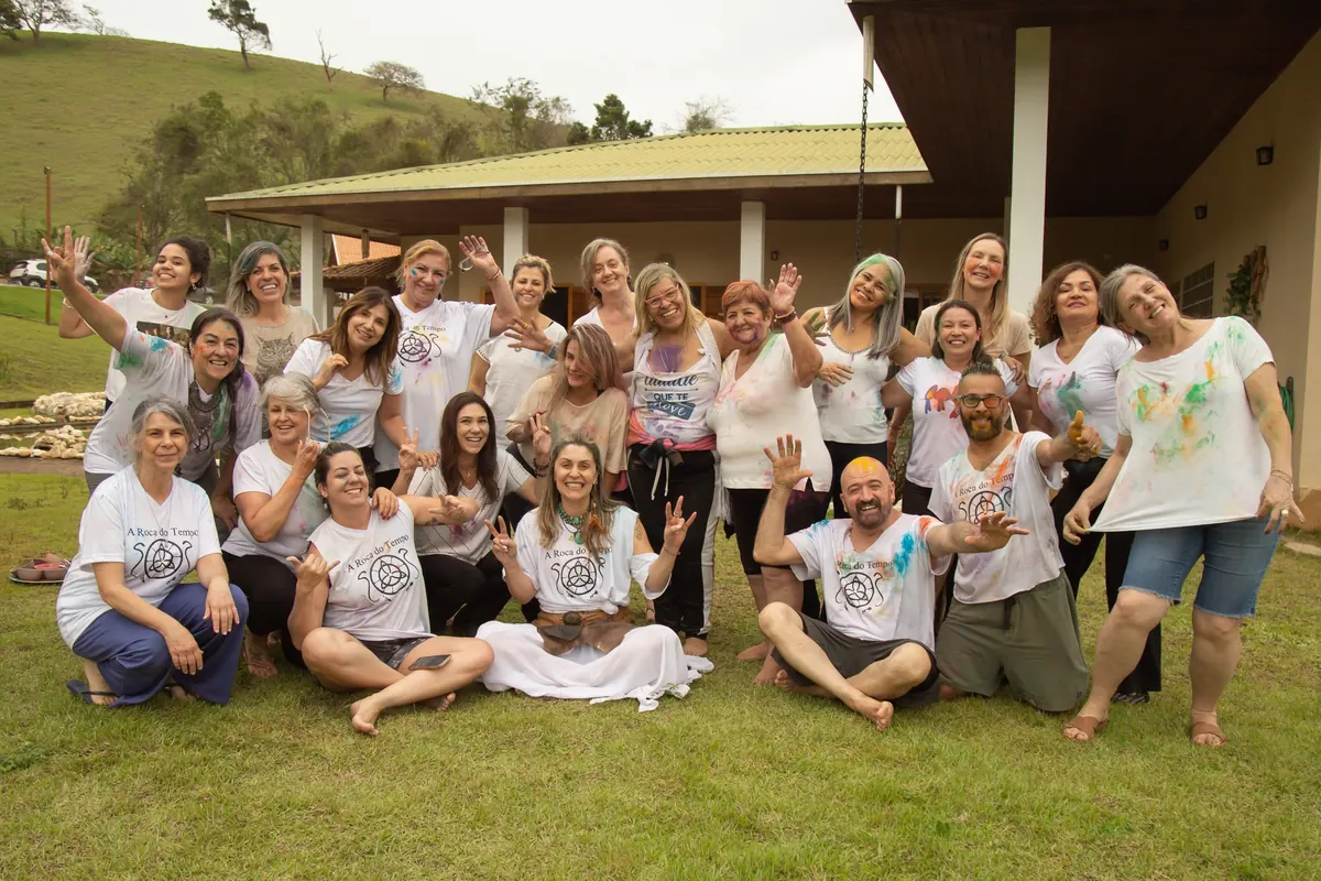 Grupo reunido no jardim ao final da vivência A Voz da Alma