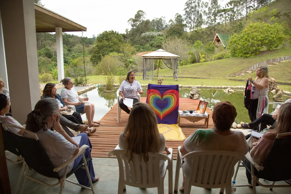 Roda de partilha em área externa durante a vivência